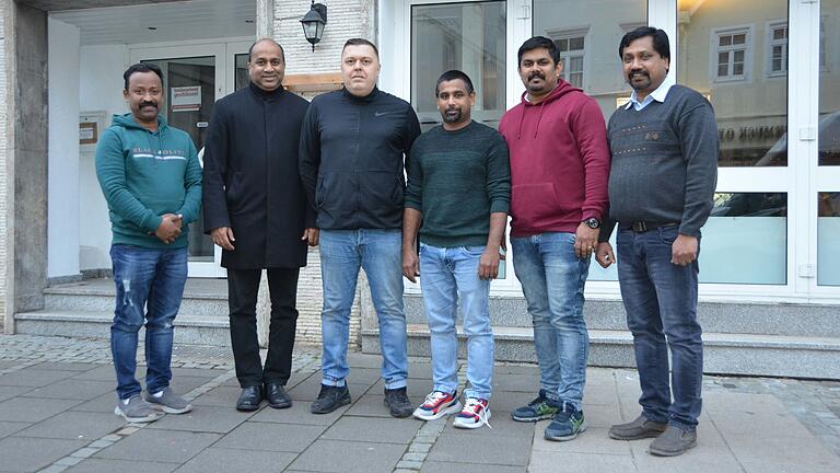 Am 6. Januar wird das indische Restaurant 'In-Tisch' eröffnet. Darauf freuen sich (von links) Shinto Joseph, Pfarrvikar Johnson Thottathil, Konrad Grochowski, Manoj Kozhippattu Joseph, Tomy Ozhakanate Kuriyakose und Sibi Joseph. Am 6. Januar wird das indische Restaurant 'In-Tisch' eröffnet. Darauf freuen sich (von links) Shinto Joseph, Pfarrvikar Johnson Thottathil, Konrad Grochowski, Manoj Kozhippattu Joseph, Tomy Ozhakanate Kuriyakose und Sibi Joseph.