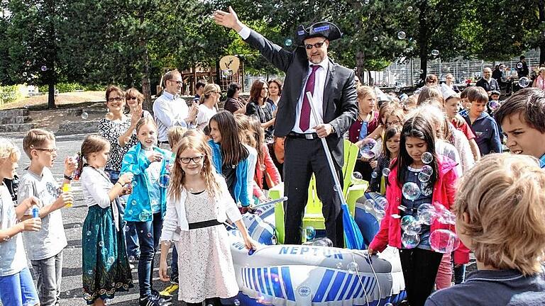 Tschüs, Käpt'n Ingo: Einen fulminanten Abschied erlebt Ingo Matschullis nach acht Jahren als Leiter der Grundschule Karlstadt. Das Abschlussfest zum Schuljahresende mit 350 Schülern dreht sich vor allem um den scheidenden „Chef“, der auf eigenen Wunsch ans Schulamt Würzburg wechselt. Die Grundschule leitet seither kommissarisch die Konrektorin Yvonne Stahl. Tschüs, Käpt'n Ingo: Einen fulminanten Abschied erlebt Ingo Matschullis nach acht Jahren als Leiter der Grundschule Karlstadt. Das Abschlussfest zum Schuljahresende mit 350 Schülern dreht sich vor allem um den scheidenden „Chef“, der auf eigenen Wunsch ans Schulamt Würzburg wechselt. Die Grundschule leitet seither kommissarisch die Konrektorin Yvonne Stahl.