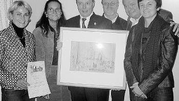 Dr. Rainer Schunk erhielt der - Dr. Rainer Schunk erhielt der Bürgerpreis 2005 des Bürgervereins
Heuchelhof. Auf dem Foto (von links): Sabine Warmke-Wagner (stellvertretende
Vorsitzende), Christiane Kerner (Vorsitzende), Preisträger Dr. Schunk, der
auch neuer stellvertretender Vorsitzender ist, Laudator Wolfhard Preuß
und die Malerin der Ehrengabe, Maria Schubert. Dr. Rainer Schunk erhielt der - Dr. Rainer Schunk erhielt der Bürgerpreis 2005 des Bürgervereins
Heuchelhof. Auf dem Foto (von links): Sabine Warmke-Wagner (stellvertretende
Vorsitzende), Christiane Kerner (Vorsitzende), Preisträger Dr. Schunk, der
auch neuer stellvertretender Vorsitzender ist, Laudator Wolfhard Preuß
und die Malerin der Ehrengabe, Maria Schubert.