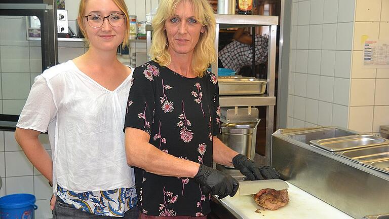 Claudia Bello leitet die &bdquo;Rose&ldquo; in Karlstadt und steht selbst in der Küche. Auch sie sucht verzweifelt einen Koch. Unser Bild zeigt sie zusammen mit ihrer Tochter Nina Knauf.