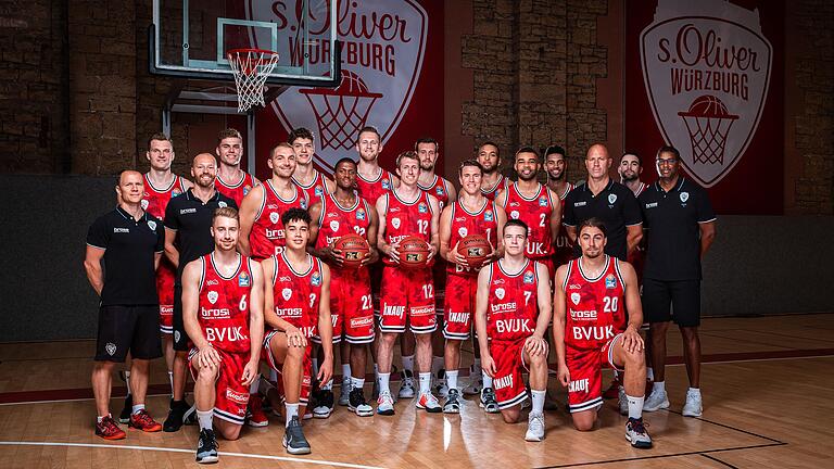 Das Bundesliga-Team von s.Oliver Würzburg (hinten von links): Physiotherapeut Ronny Frank, Florian Koch, Athletiktrainer Philipp Burneckas, Jonas Weitzel, Felix Hoffmann, Fynn Fischer, Cameron Wells, Lucas Fischer, Skyler Bowlin, Johannes Richter, Jordan Hulls, Brekkott Chapman, Badu Buck, Noah Allen, Cheftrainer Denis Wucherer, William Sheehey und Assistenztrainer Steven Key. Vorne kniend (von links): Philipp Hadenfeldt, Joshua Obiesie, Nils Haßfurther, Julian Albus. Das Bundesliga-Team von s.Oliver Würzburg (hinten von links): Physiotherapeut Ronny Frank, Florian Koch, Athletiktrainer Philipp Burneckas, Jonas Weitzel, Felix Hoffmann, Fynn Fischer, Cameron Wells, Lucas Fischer, Skyler Bowlin, Johannes Richter, Jordan Hulls, Brekkott Chapman, Badu Buck, Noah Allen, Cheftrainer Denis Wucherer, William Sheehey und Assistenztrainer Steven Key. Vorne kniend (von links): Philipp Hadenfeldt, Joshua Obiesie, Nils Haßfurther, Julian Albus.