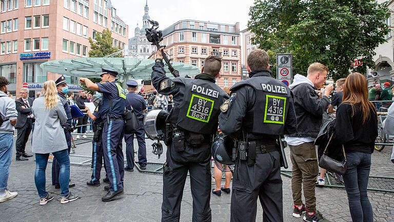 Ein großes Polizeiaufgebot sicherte die Demonstration der Neonazi-Partei 'Der III. Weg' am Samstag in Würzburg.