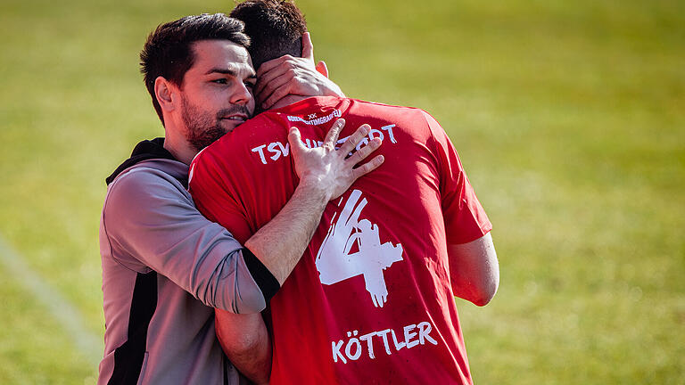Gibt es für den TSV-Aubstadt (im Bild Trainer Victor Kleinhenz und Christian Köttler) heute wieder Grund zum Jubeln? Gibt es für den TSV-Aubstadt (im Bild Trainer Victor Kleinhenz und Christian Köttler) heute wieder Grund zum Jubeln?
