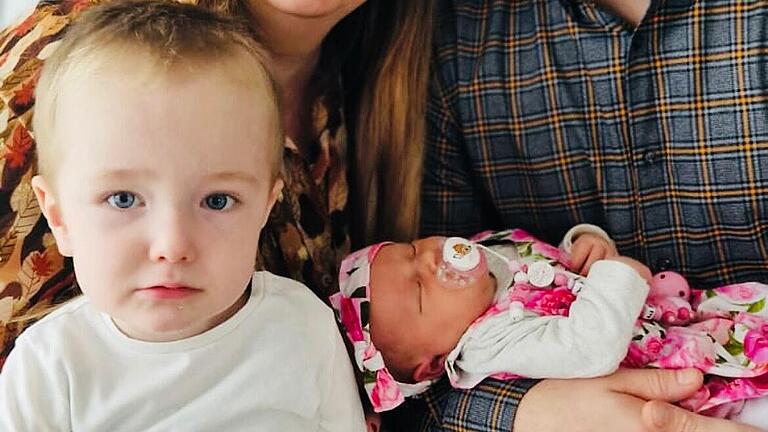 Emily heißt die Tochter von Madeleine und Eugen Reger. Mit ihnen freut sich der große Bruder Sascha. Emily heißt die Tochter von Madeleine und Eugen Reger. Mit ihnen freut sich der große Bruder Sascha.