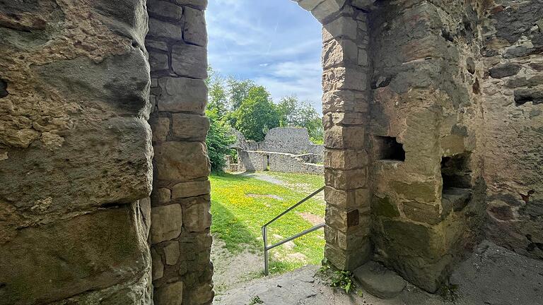 Im Landkreis Haßberge gibt es zahlreiche Burgen beziehungsweise Burgruinen. Im Bild: die Burgruine Bramberg (Archivbild).