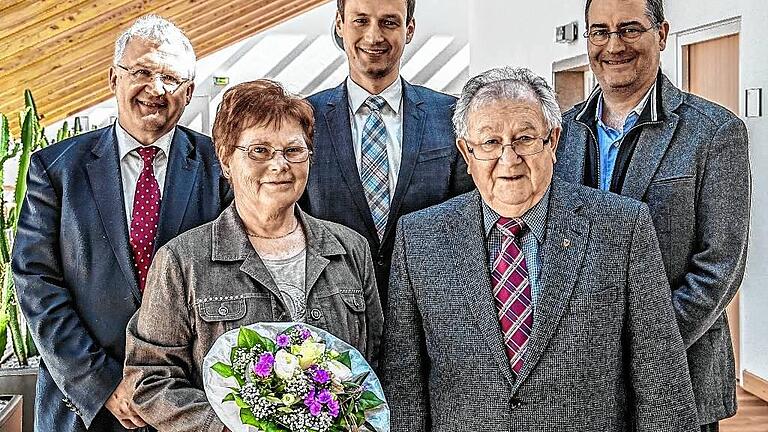 Abschied nahm der Landkreis von seinem langjährigen Kreisheimatpfleger Karl-Heinz Hennig. Bei der Feierstunde im Landratsamt waren dabei (von links): Bezirksheimatpfleger Klaus Reder, Elsbeth und Karl-Heinz Hennig, dahinter Landrat Florian Töpper und Hans-Christof Haas vom Bayerischen Landesamt für Denkmalpflege.