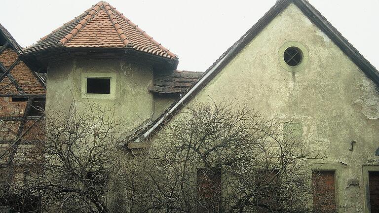 Noch vor wenigen Jahren waren Giebel und Turm der Synagoge von der Straße aus zu sehen. Heute ist auch diese Ansicht verbaut.