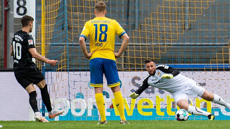 Das 2:0: Marvin Pieringer (links) schickt Eintracht-Keeper Jasmin Fejzic in die falsche Ecke, Felix Kroos kann nur zusehen. Das 2:0: Marvin Pieringer (links) schickt Eintracht-Keeper Jasmin Fejzic in die falsche Ecke, Felix Kroos kann nur zusehen.
