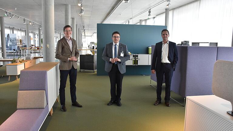 Geschäftsführer Philipp Müller, Landrat Christoph Schauder und Geschäftsleiter Vertrieb, Stefan Beuschlein, bei dem Besuch der Firma VS Vereinigte Spezialmöbelfabriken in Tauberbischofsheim.
