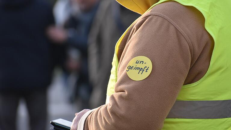 Teilnehmende einer 'Querdenker'-Demo in Würzburg hatten gelbe Punkte mit der Aufschrift 'ungeimpft' getragen. Versammlungsleiter war der angeklagte Würzburger Rechtsanwalt.