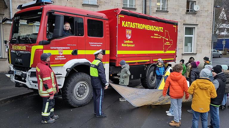 Durch das Auslegen einer farbigen Folie im „toten Winkel“ wurde den Teilnehmer*innen veranschaulicht, dass hier ein ganzes Auto im Lkw-Außenspiegel verschwinden kann. Durch das Auslegen einer farbigen Folie im „toten Winkel“ wurde den Teilnehmer*innen veranschaulicht, dass hier ein ganzes Auto im Lkw-Außenspiegel verschwinden kann.