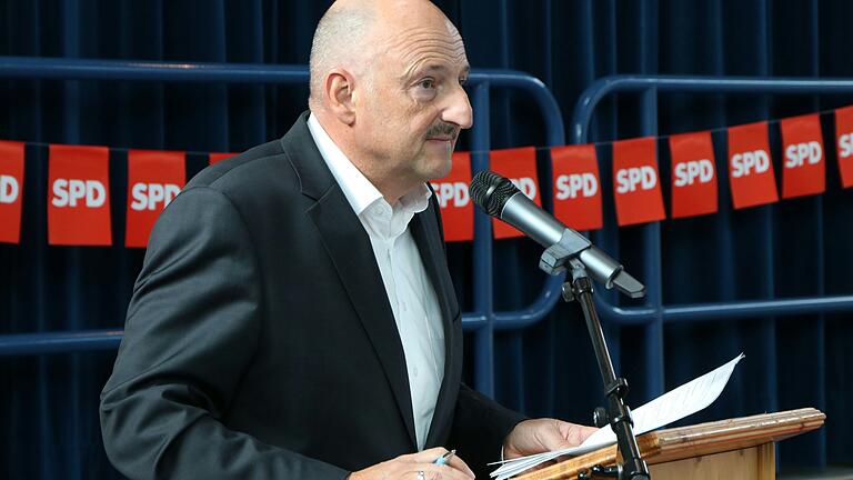 'Man hätte ihn abschieben oder bis zur Abschiebung einsperren müssen', sagt der unterfränkische SPD-Vorsitzende Bernd Rützel. 'Man hätte ihn abschieben oder bis zur Abschiebung einsperren müssen', sagt der unterfränkische SPD-Vorsitzende Bernd Rützel.