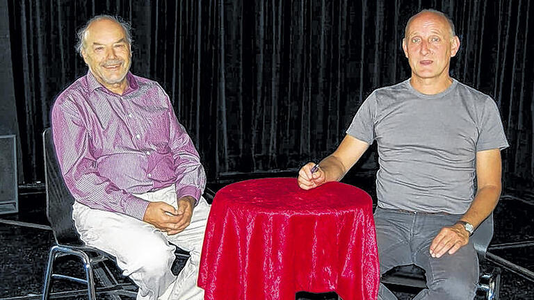 25 Jahre Geschäftsführer: Jürgen Dahlke (rechts). Bei der Disharmonie-Jahresversammlung dankten ihm die Mitglieder für seinen Einsatz. Mit auf die Bühne gesellte sich „Theaterchef“ Bernd Lemmerich. 25 Jahre Geschäftsführer: Jürgen Dahlke (rechts). Bei der Disharmonie-Jahresversammlung dankten ihm die Mitglieder für seinen Einsatz. Mit auf die Bühne gesellte sich „Theaterchef“ Bernd Lemmerich.
