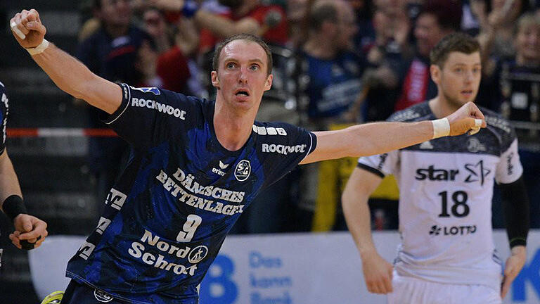 SG Flensburg-Handewitt - THW Kiel       -  Flensburgs Holger Glandorf feiert einen Treffer gegen Kiel. Foto: Axel Heimken