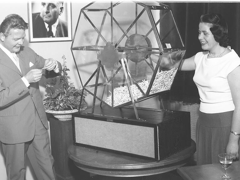 Ernst Wilhelm Sachs bei der Losziehung einer Tombola im Werk Schweinfurt im Juli 1956.