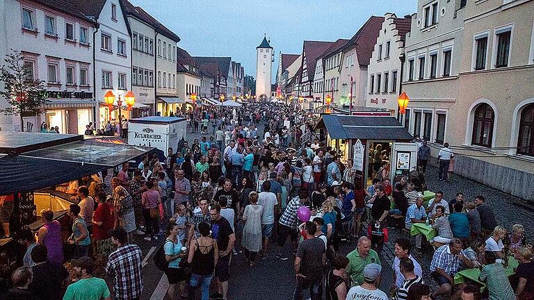 Nach zwei Jahren Pause (das Foto stammt aus dem Jahr 2017) gibt es in Haßfurt wieder eine lange Juli-Nacht mit Einkaufen, allerlei Vergnügungen und Unterhaltung. Nach zwei Jahren Pause (das Foto stammt aus dem Jahr 2017) gibt es in Haßfurt wieder eine lange Juli-Nacht mit Einkaufen, allerlei Vergnügungen und Unterhaltung.