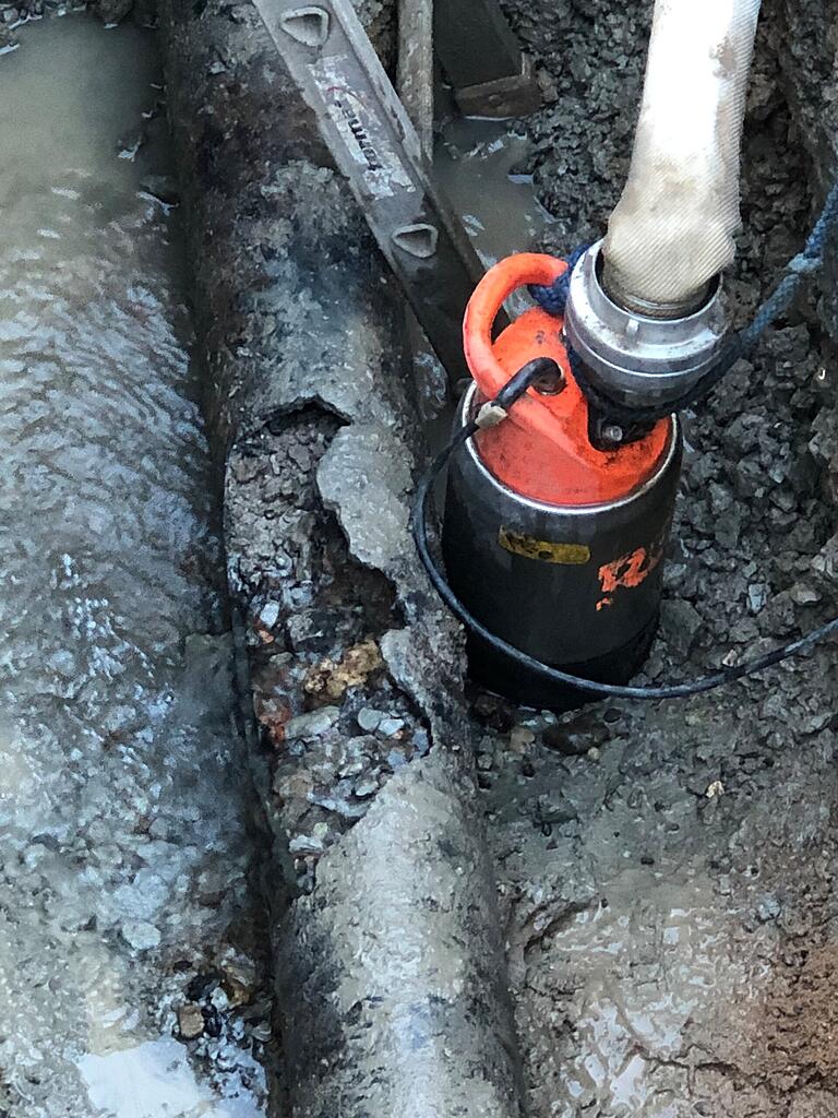 Das Wasserrohr ist in der Baugrube freigelegt: Deutlich sieht man, wie groß der Schaden am Gusseisen-Rohr ist. Das Wasserrohr ist in der Baugrube freigelegt: Deutlich sieht man, wie groß der Schaden am Gusseisen-Rohr ist.