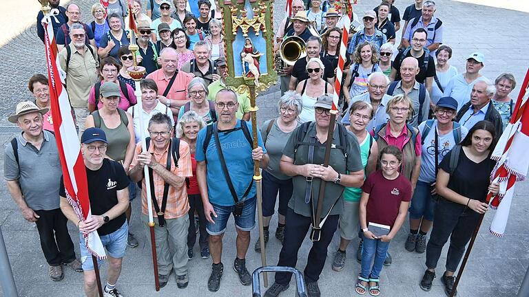 An der dritten Dettelbachwallfahrt der Pfarreiengemeinschaft 'St. Franziskus am Steigerwald' beteiligten sich bei strahlendem Sonnenschein über70 Pilger. Das Gruppenfoto entstand nahe der Abtei in Münsterschwarzach. Foto: Lothar Riedel