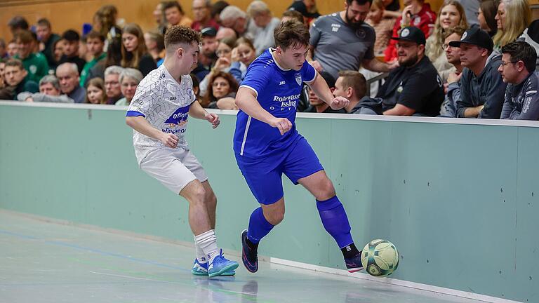 Hallenfußball mit Bande: Szene aus dem Spiel um Platz drei, das der ASV Rimpar (links mit Maurice Jaksch) mit Sechs-Meter-Schießen gegen den TSV Unterpleichfeld (rechts mit Niklas Schories) gewann. Hallenfußball mit Bande: Szene aus dem Spiel um Platz drei, das der ASV Rimpar (links mit Maurice Jaksch) mit Sechs-Meter-Schießen gegen den TSV Unterpleichfeld (rechts mit Niklas Schories) gewann.