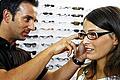 Beliebte Sehhilfe: Die Brille bleibt ein Klassiker auf Deutschlands Nasen. Auch Augenkorrekturen per Laser ändern daran wenig.