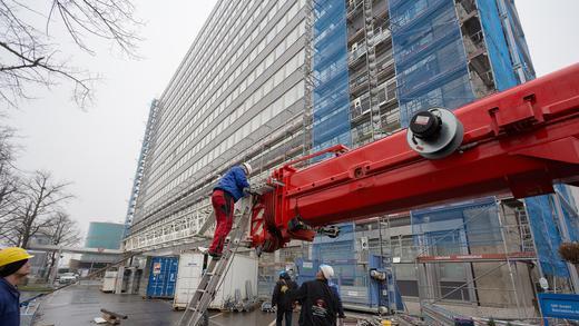 Rundumkur fürs SKF-Haus       -  Für zehn Millionen Euro saniert SKF das 52 Jahre alte Verwaltungsgebäude am Main. Bis September bekommt das Gebäude eine neue Fassade und ein neues Heiz- und Lüftungssystem. Die berühmte Leuchtschrift bleibt aber erhalten.