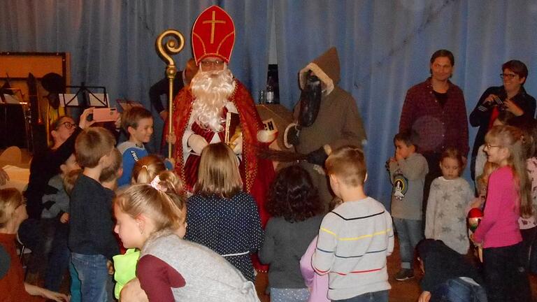 Wie in den Jahren vorher bestellte der Eigenheimerverein Lindach Sankt Nikolaus (Kurt Albert) und dessen treuen Knecht Ruprecht (Werner Reisbeck) für den 2. Adventssonntag, um die 48 Kinder der Mitglieder mit Geschenken zu erfreuen.