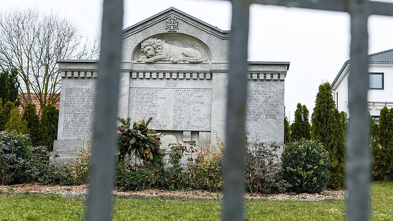 Das Kriegerdenkmal in Gerolshausen: Unter den 25 Gefallenen des Zweiten Weltkriegs wird auch Eduard Wirths aufgeführt. Fakt ist: Wirths ist nicht im Krieg gefallen und er war in Auschwitz wesentlich an den Massenmorden beteiligt.