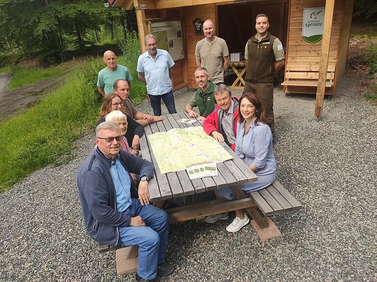 Bürgermeister, Wanderwegemarkierende, Tourismusvertreterinnen und Naturparkler trafen sich an der Richteichen-Hütte in Burgsinn zur Präsentation der neuen Wanderkarte für den Sinngrund.