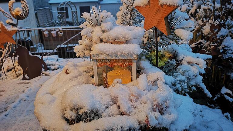 Weniger ist oft mehr. Ein kleines Licht in einer Laterne reicht für eine festliche und weihnachtliche Stimmung       -  Weniger ist oft mehr. Ein kleines Licht in einer Laterne reicht für eine festliche und weihnachtliche Stimmung