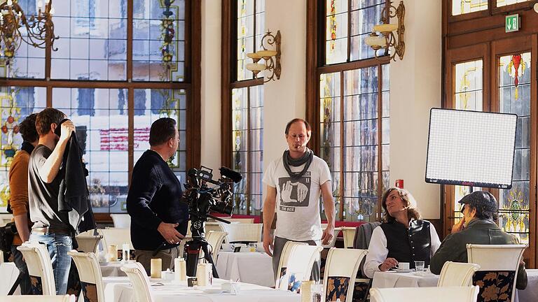 Moderator Max Schmidt (rechts) mit Historiker Dr. Karl Gattinger vom Bayerischen Landesamt für Denkmalpflege bei den Filmaufnahmen des Bayerischen Fernsehens - Moderator Max Schmidt (rechts) mit Historiker Dr. Karl Gattinger vom Bayerischen Landesamt für Denkmalpflege bei den Filmaufnahmen des Bayerischen Fernsehens Moderator Max Schmidt (rechts) mit Historiker Dr. Karl Gattinger vom Bayerischen Landesamt für Denkmalpflege bei den Filmaufnahmen des Bayerischen Fernsehens - Moderator Max Schmidt (rechts) mit Historiker Dr. Karl Gattinger vom Bayerischen Landesamt für Denkmalpflege bei den Filmaufnahmen des Bayerischen Fernsehens