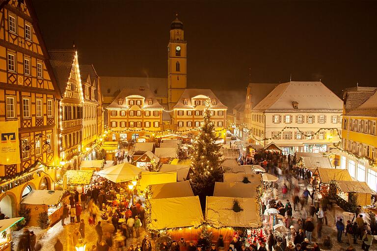 Leuchtet und verzaubert: Das Weihnachtsmarkt-Ensemble in der Altstadt von Bad Mergentheim. Leuchtet und verzaubert: Das Weihnachtsmarkt-Ensemble in der Altstadt von Bad Mergentheim.
