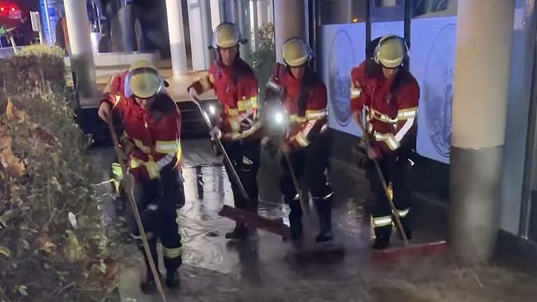 Die Berufsfeuerwehr in Würzburg versuchte mit Sandsäcken und Wasserschiebern die Wassermassen unter Kontrolle zu bekommen.