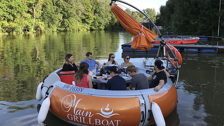 Seit kurzem kann man sich auch in Würzburg eines der runden Grillboote für bis zu zehn Personen mieten und auf dem Main schippern. Foto: Main Grillboat, Alina Lungu