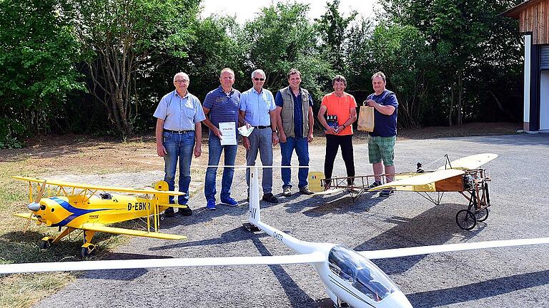 Spektakulär-eindrucksvoll sind diese drei Flugzeugmodelle, alle in Handarbeit angefertigt. Sie gaben eine prächtige Kulisse ab für die kleine Gedenkfeier anlässlich einer nun schon 41 Jahre währenden Freundschaft der Modellflieger aus Rheda mit den Segelfliegern aus Ostheim.