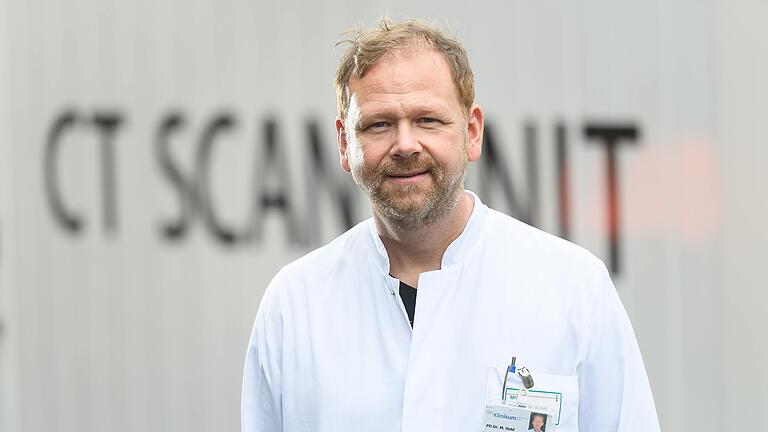 Dr. Matthias Held, Ärztlicher Direktor am Klinikum Würzburg Mitte, beschreibt, wie die aktuell hohe Zahl an Corona-Toten ihn und die Mitarbeiter trifft.