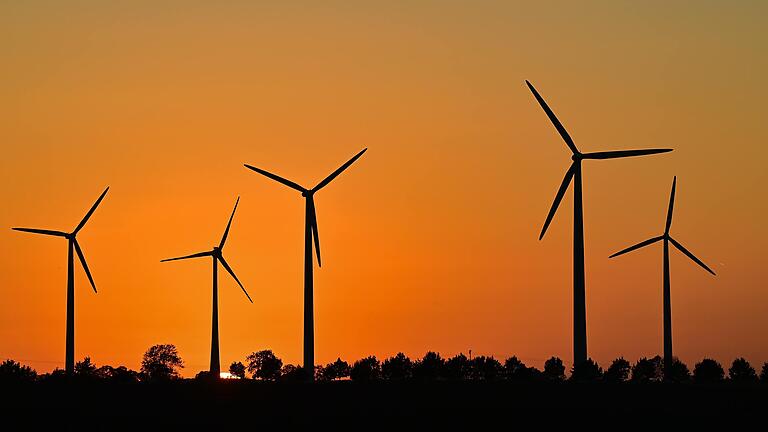 Auch in Bayern soll mit mehr Windrädern mehr regenerativer Strom erzeugt werden. CSU und Freie Wähler wollen deshalb die umstrittene bayerische 10-H-Abstandsregel aufweichen.