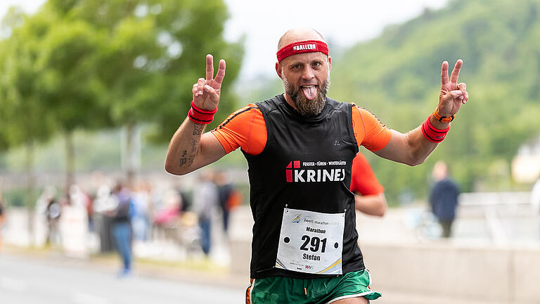 Zahlreiche Läufer nehmen am 20. iWelt-Marathon am Sonntag 29.05.22 durch die Würzburger Innenstadt teil.