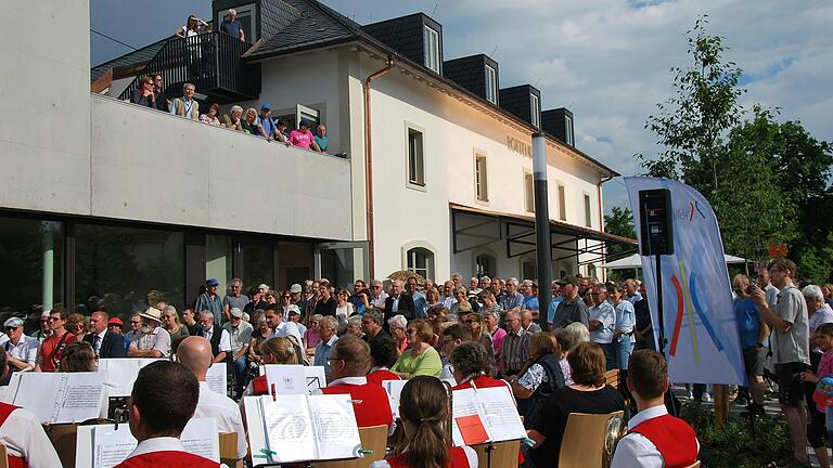 In Rottendorf lässt sich gut leben: Doch der Erhalt der hervorragenden Infrastruktur kostet der Gemeinde viel Geld. Der Bahnhof wurde 2021 zum Kultur- und Begegnungszentrum umgebaut.