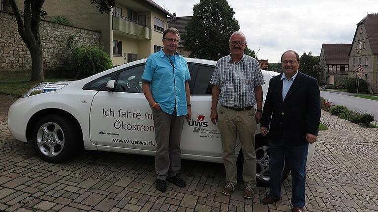 Unter Strom: Bürgermeister Bernhard Rhein (Mitte) und seine Mitarbeiter testen derzeit die Elektromobilität. Mit im Bild geschäftsleitender Beamter Winfried Betz (links) und Fred Scholz vom ÜWS.