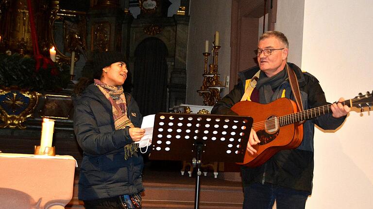 Armellys Prado und Christoph Zehendner sangen gemeinsam ein internationales Gospel und ein Weihnachtslied aus der venezolanischen Heimat von Armellys Prado.