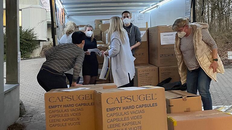 Bis unters Dach wurden die Kleintransporter mit Hilfsgütern aus Bad Neustadt gepackt.