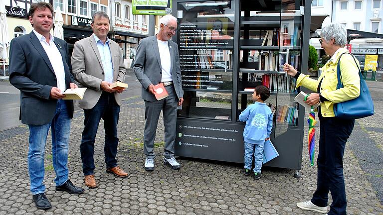 Einen öffentlichen Bücherschrank eröffneten Allianzsprecher Jürgen Heusinger, Bürgermeister Thomas Helbling und Roland Köth vom Lions Club in Bad Königshofen. Zu den ersten Nutzern gehörten Cornelia Köth und Enkel Vinzenz. Einen öffentlichen Bücherschrank eröffneten Allianzsprecher Jürgen Heusinger, Bürgermeister Thomas Helbling und Roland Köth vom Lions Club in Bad Königshofen. Zu den ersten Nutzern gehörten Cornelia Köth und Enkel Vinzenz.