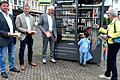 Einen öffentlichen Bücherschrank eröffneten Allianzsprecher Jürgen Heusinger, Bürgermeister Thomas Helbling und Roland Köth vom Lions Club in Bad Königshofen. Zu den ersten Nutzern gehörten Cornelia Köth und Enkel Vinzenz.