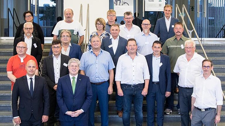 Georg F. W. Schaeffler (Familiengesellschafter und Aufsichtsratsvorsitzender der Schaeffler AG, vorne Mitte) und Sascha Zaps (Vorstand der Sparte Bearings &amp; Industrial Solutions, vorne links) mit Jubilarinnen und Jubilaren, die seit 40 Jahren mit dem Unternehmen verbunden sind.