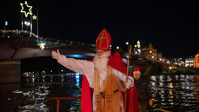 Fackelschwimmen in der Mosel       -  Der Nikolaus verteilte Schoko-Nikoläuse.
