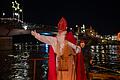Fackelschwimmen in der Mosel       -  Der Nikolaus verteilte Schoko-Nikoläuse.
