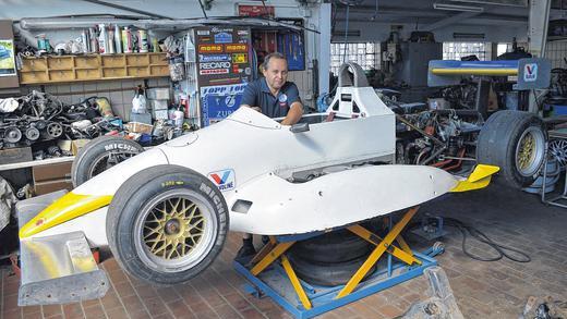 Rarität: ein Formel-3-Rennwagen, der in den 1980er Jahren von Bernd Schneider gelenkt wurde. Der spätere mehrfache Tourenwagen-Meister hat das Fahrzeug kürzlich verkauft, in der Werkstatt von Axel Reß wird es nun von Grund auf restauriert und neu lackiert. Rarität: ein Formel-3-Rennwagen, der in den 1980er Jahren von Bernd Schneider gelenkt wurde. Der spätere mehrfache Tourenwagen-Meister hat das Fahrzeug kürzlich verkauft, in der Werkstatt von Axel Reß wird es nun von Grund auf restauriert und neu lackiert.