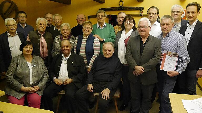 Der Förderverein Hambach ehrte treue Mitglieder (vorne von links): Annemarie Lutz, Reinhard Lutz und Alois Kraus, sowie (hinten von links) Norbert Schuler, Franz Geus, Norbert Reuß, Ernst Rettner, Albert und Magda Mauder, Herbert Lutz, Gisela und Klaus Lück, Michael Stark, Angelika Markert, Winfried Schulz, Martin Kraus, Helmut Buhlheller, Bürgermeister Willi Warmuth und Landrat Florian Töpper.