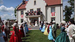 „Siegreiche Heimkehr - König Joseph zu Gast auf Schloss Büchold“. Mit dieser aufwendig inszenierten Spielszene aus der Feder von Henning Glawatz begeisterten die Akteure bei der 1225-Jahrfeier Bücholds im Jahr 2013 das Publikum. Der Schlossinnenhof war hierfür die ideale Kulisse.