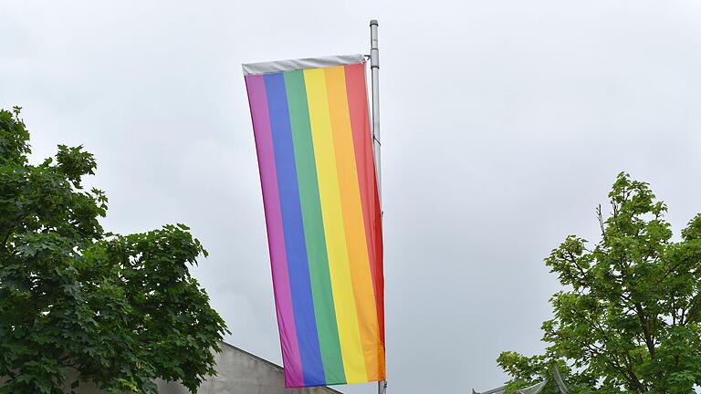 Auf einem Betriebsgelände in der Rudolf-Diesel-Straße in Bad Neustadt weht eine Regenbogenfahne. Nach dem Angriff auf ein schwules Paar in der Innenstadt laufen die Ermittlungen.